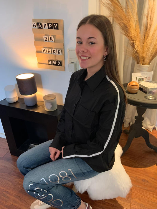 Zwarte blouse met witte bies