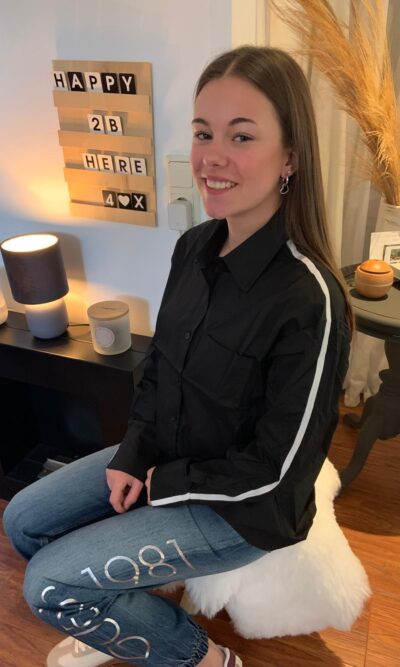 Zwarte blouse met witte bies